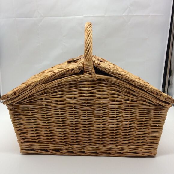 HP!!! 4 Person Wicker Picnic Basket w/Plates, Cups, Cloth Napkins, Table Cloth - Picture 3 of 9